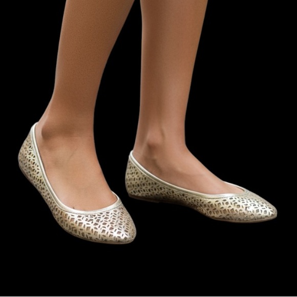 Carlos Santana Platino Gold Perforated Ballet Flats New 10 - Picture 1 of 7